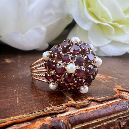 Anello vintage a cupola bombé con granati e perle – USA anni ’50