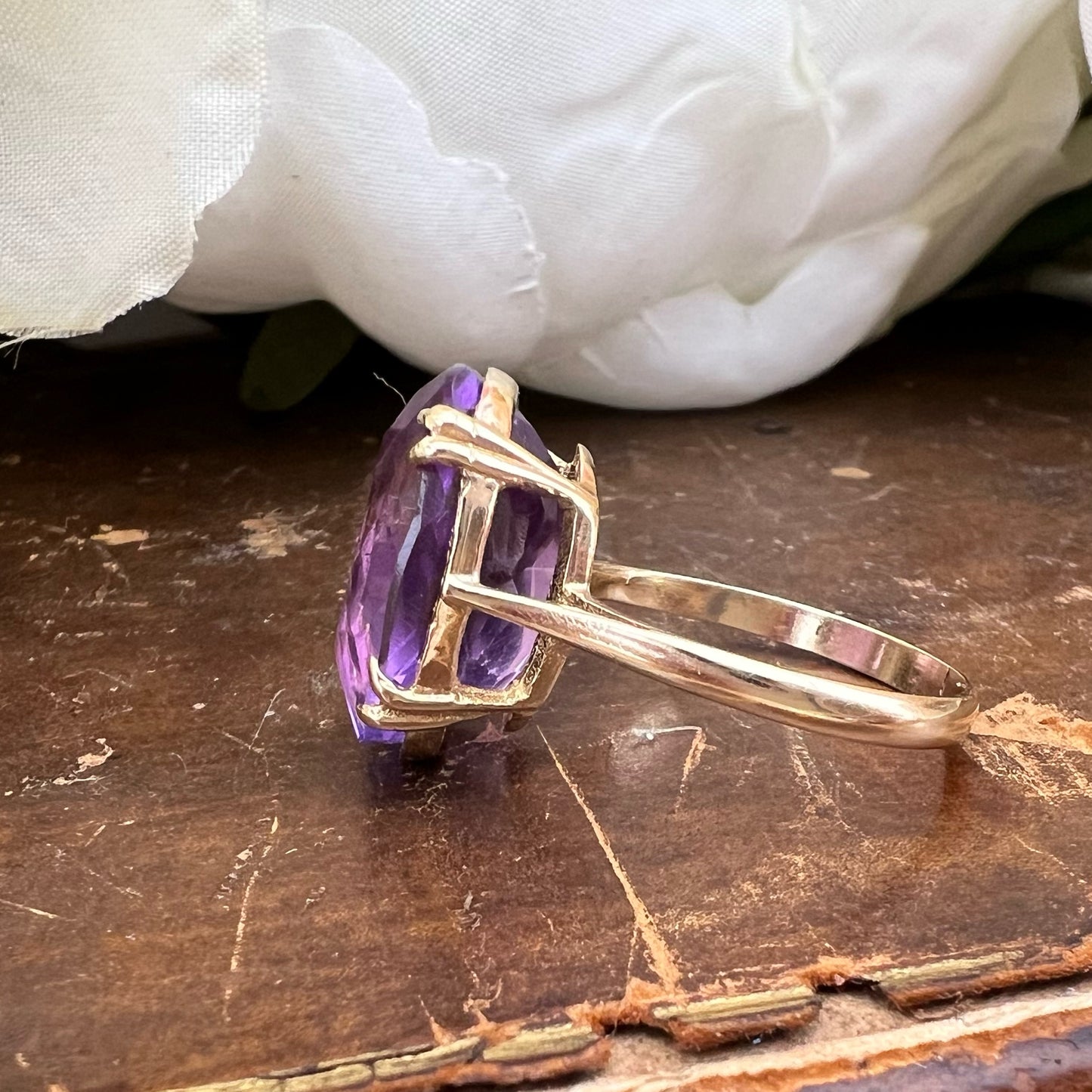 Anello cocktail in oro 9k con ametista taglio ovale ct 9.6, Inghilterra anni ‘60