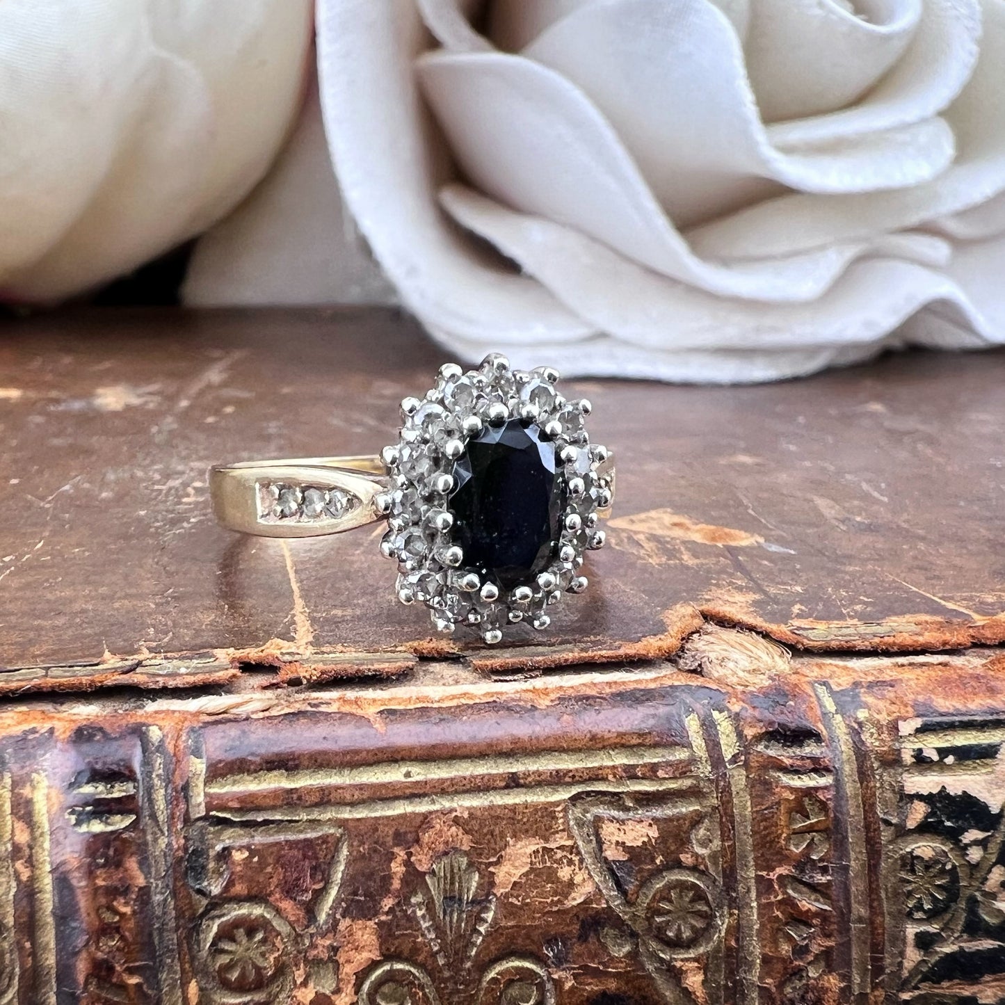 Anello Vintage a Margherita in oro con Zaffiro e Diamanti