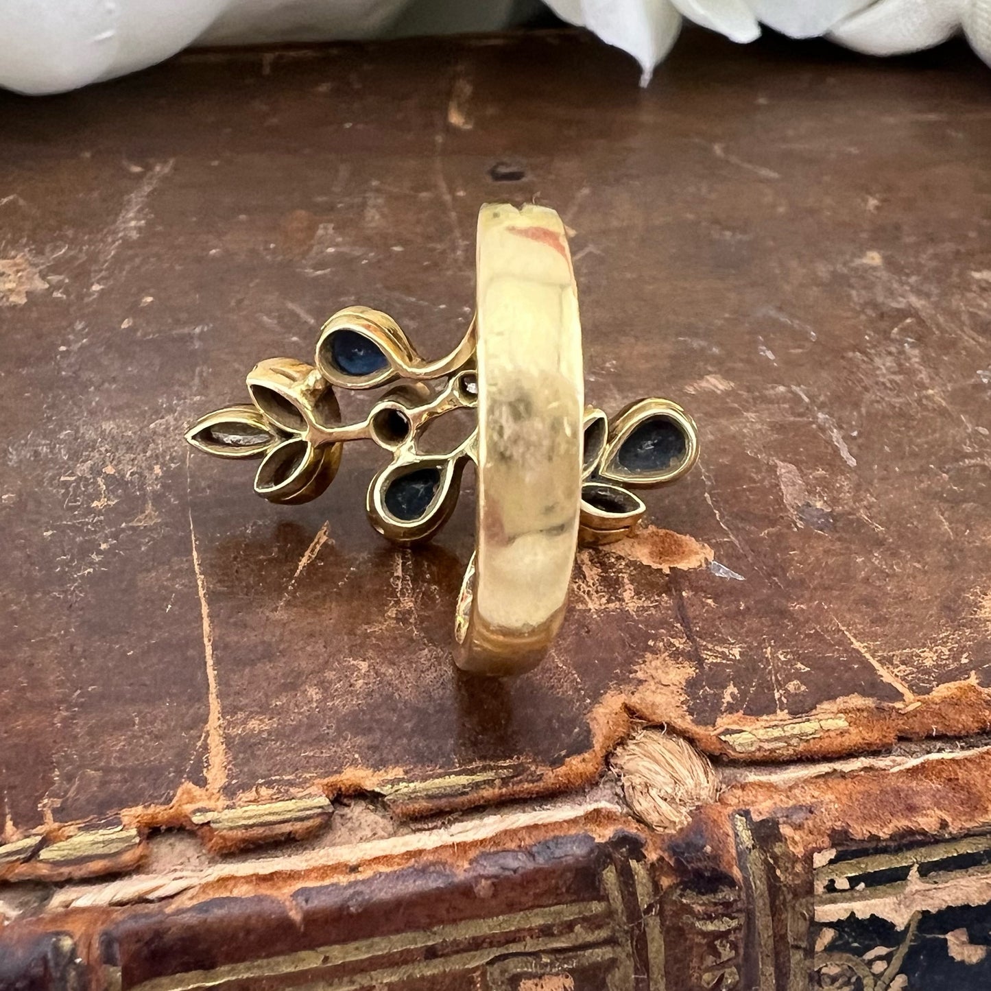 Anello a ramage verticale in oro 18k zaffiri e diamanti