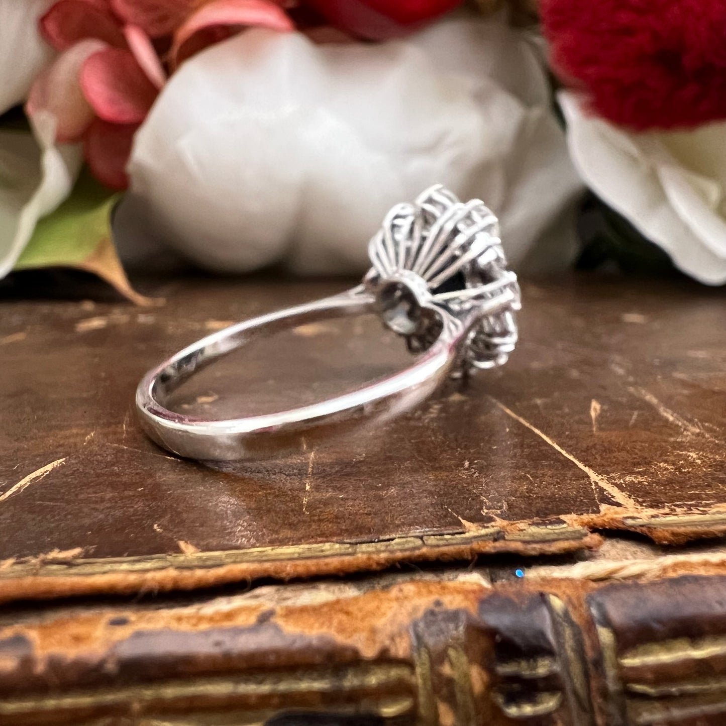 Anello vintage con zaffiro naturale e diamanti IF – G modello margherita, anni ’60 - certificato