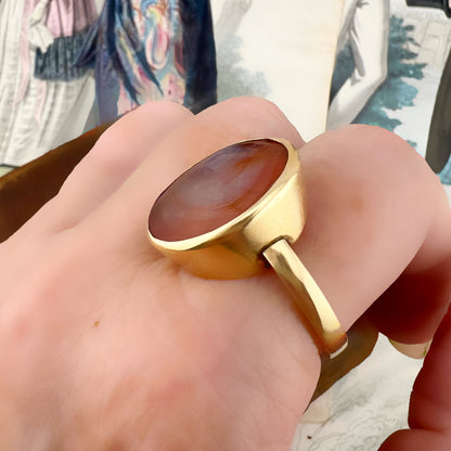 Grande anello chevalière in oro 18 carati e corniola. Italia 1970