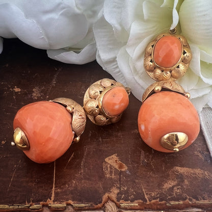 Orecchini in oro e corallo, giorno e notte