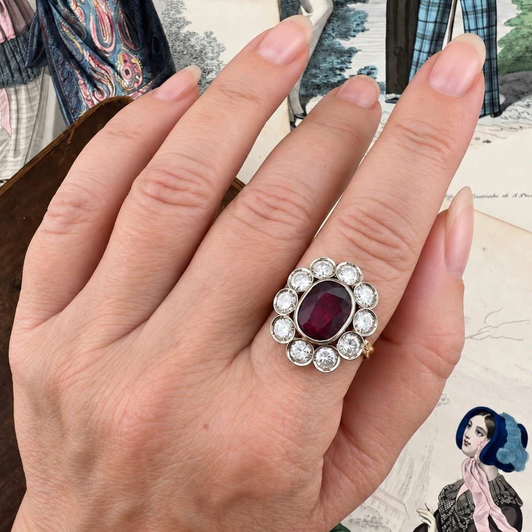 Grande anello a margherita con rubino da 3 ct e diamanti per 2 ct in oro 18k – Italia, anni ’60