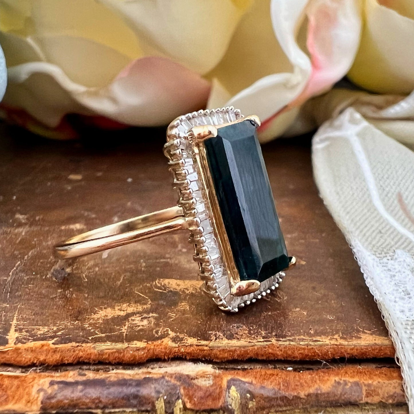Anello in oro con grandidierite e diamanti baguette