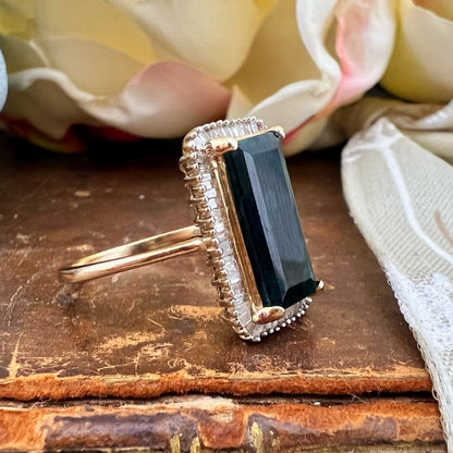 Anello in oro con grandidierite e diamanti baguette