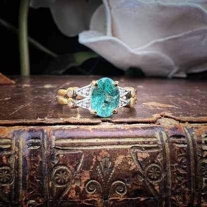 Anello in oro giallo con smeraldo e diamanti