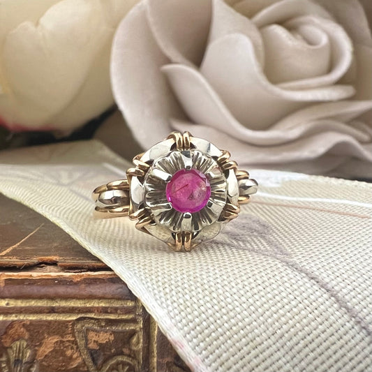 Anello in oro bianco e giallo anni ‘40 con rubino