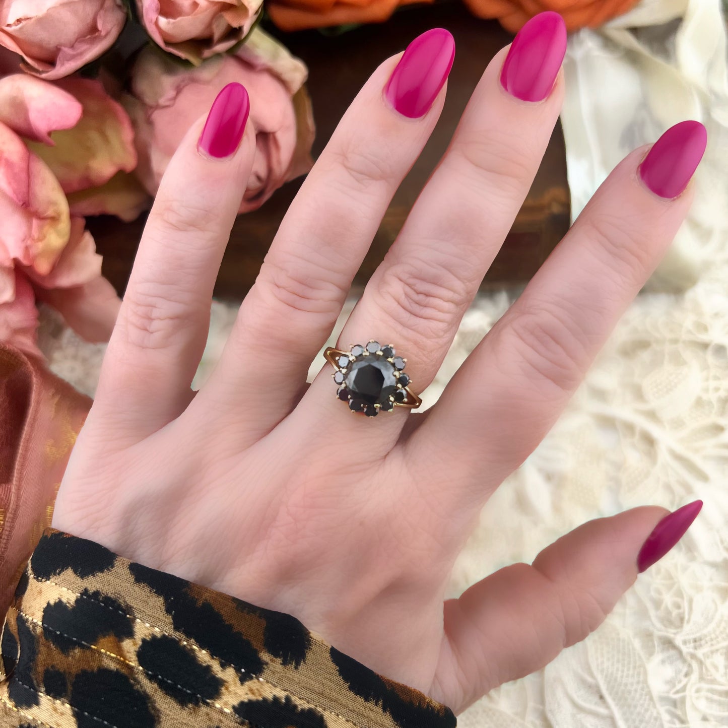 Anello a grande margherita vintage in oro giallo 18 kt e diamanti neri per 2.95 carati