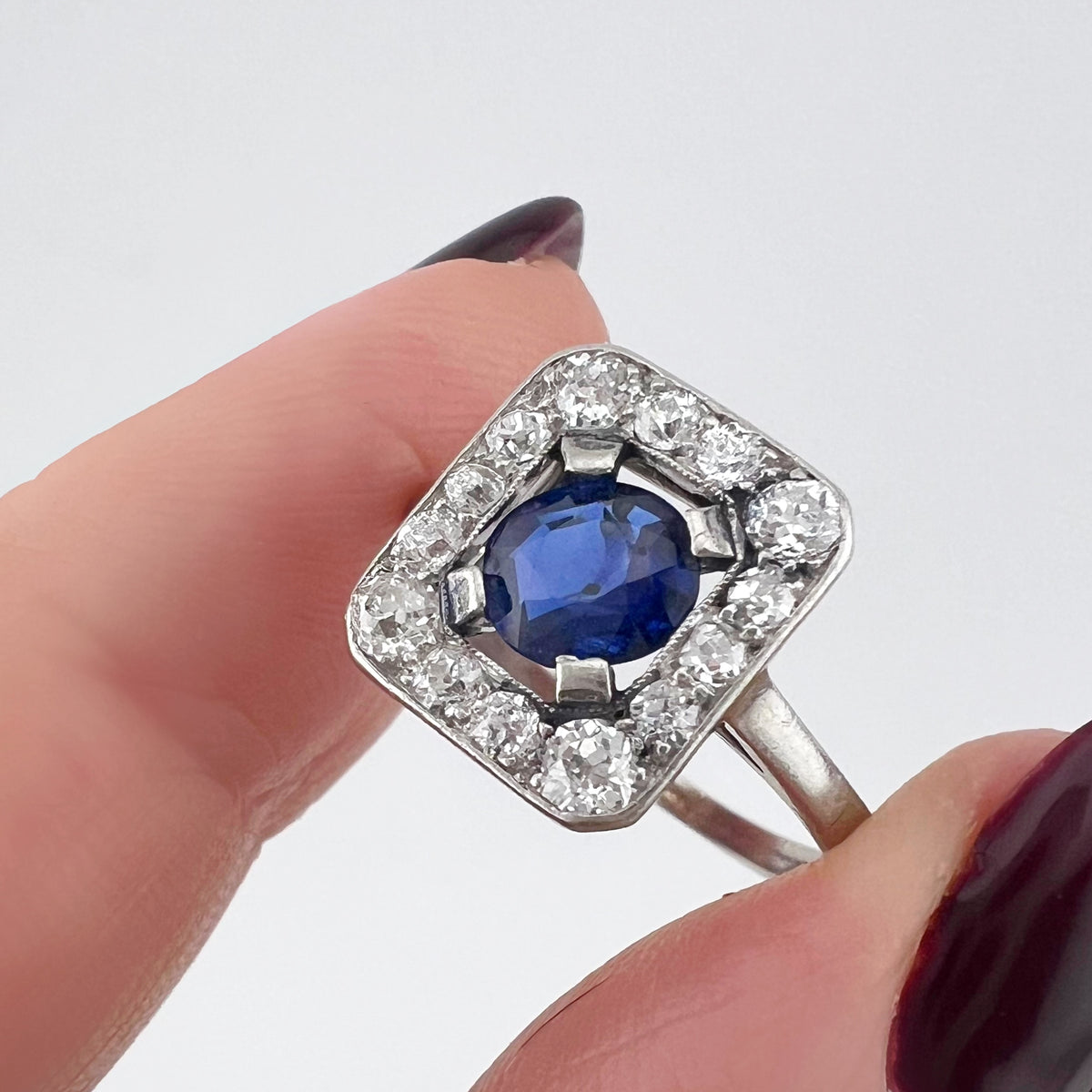 Anello Art Déco in platino con zaffiro e diamanti old mine – Europa, circa 1930