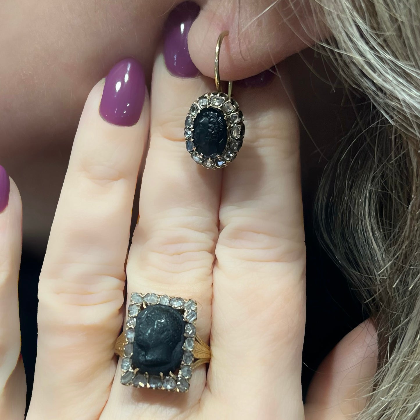 Parure ottocentesca veneziana con Moretti in materiale lapideo e diamanti a rosetta. Oro 18 ct