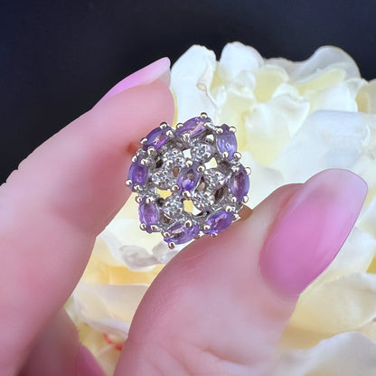 Anello in oro modello floreale a rosetta con ametiste e diamanti