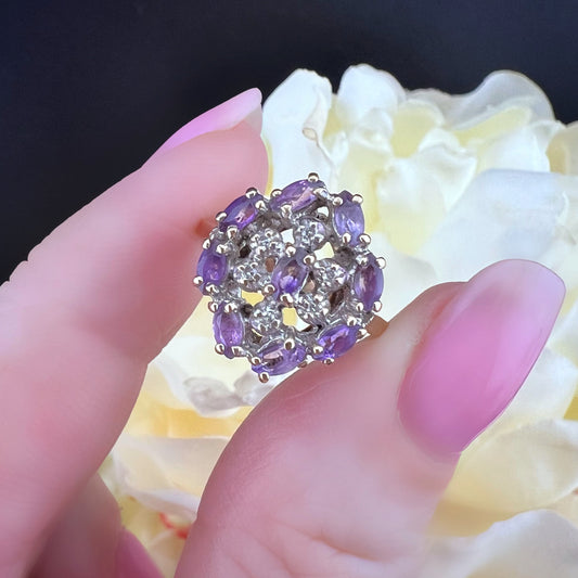 Anello in oro modello floreale a rosetta con ametiste e diamanti