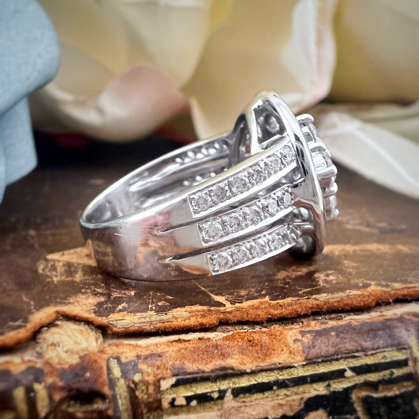 Anello vintage a margherita in oro bianco 18 kt e diamanti