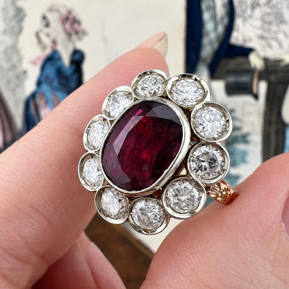 Grande anello a margherita con rubino da 3 ct e diamanti per 2 ct in oro 18k – Italia, anni ’60