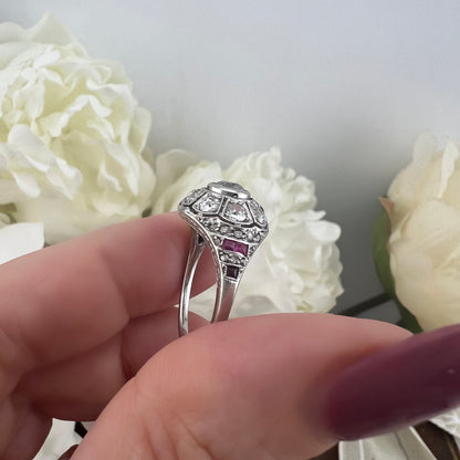 Anello anni ‘20-‘30 in platino con diamanti old mine ct 1.60 totali e rubini