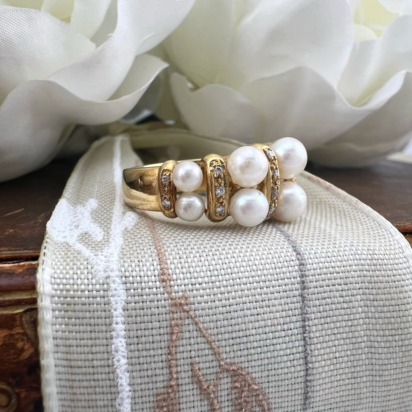 Anello in oro 18 carati perle e diamanti. Milano 1970-80