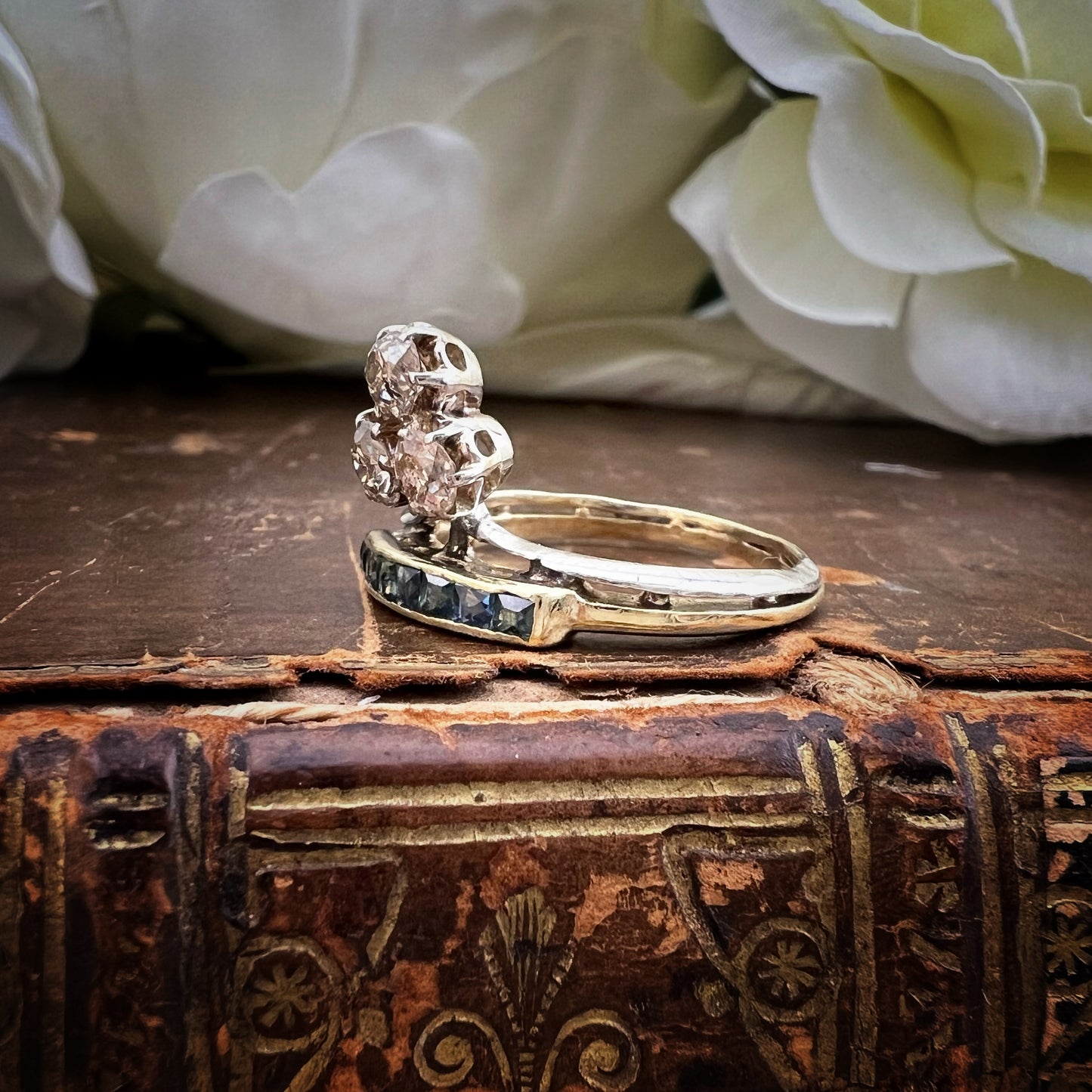 Anello “Memoria di Due Epoche” – Oro bianco e giallo 9 ct, Diamanti Old Mine e Zaffiri naturali