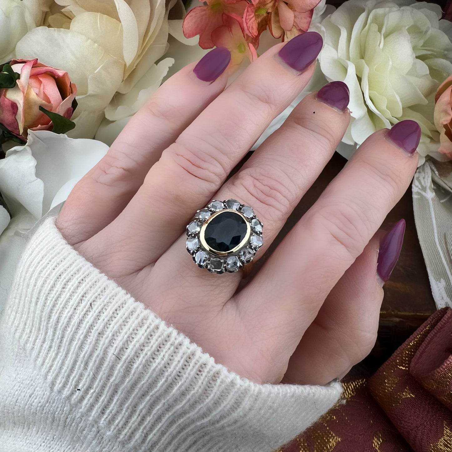 Grande anello margherita con zaffiro teal 3.80 ct e diamanti a rosetta per 1.20-1.30 ct in oro giallo 18k