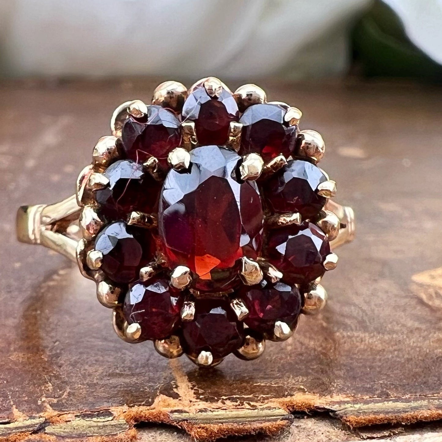 Anello vintage a margherita con granati – Londra, 1986