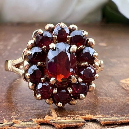 Anello vintage a margherita con granati – Londra, 1986