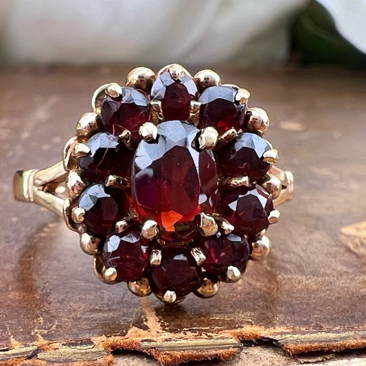 Anello vintage a margherita con granati – Londra, 1986