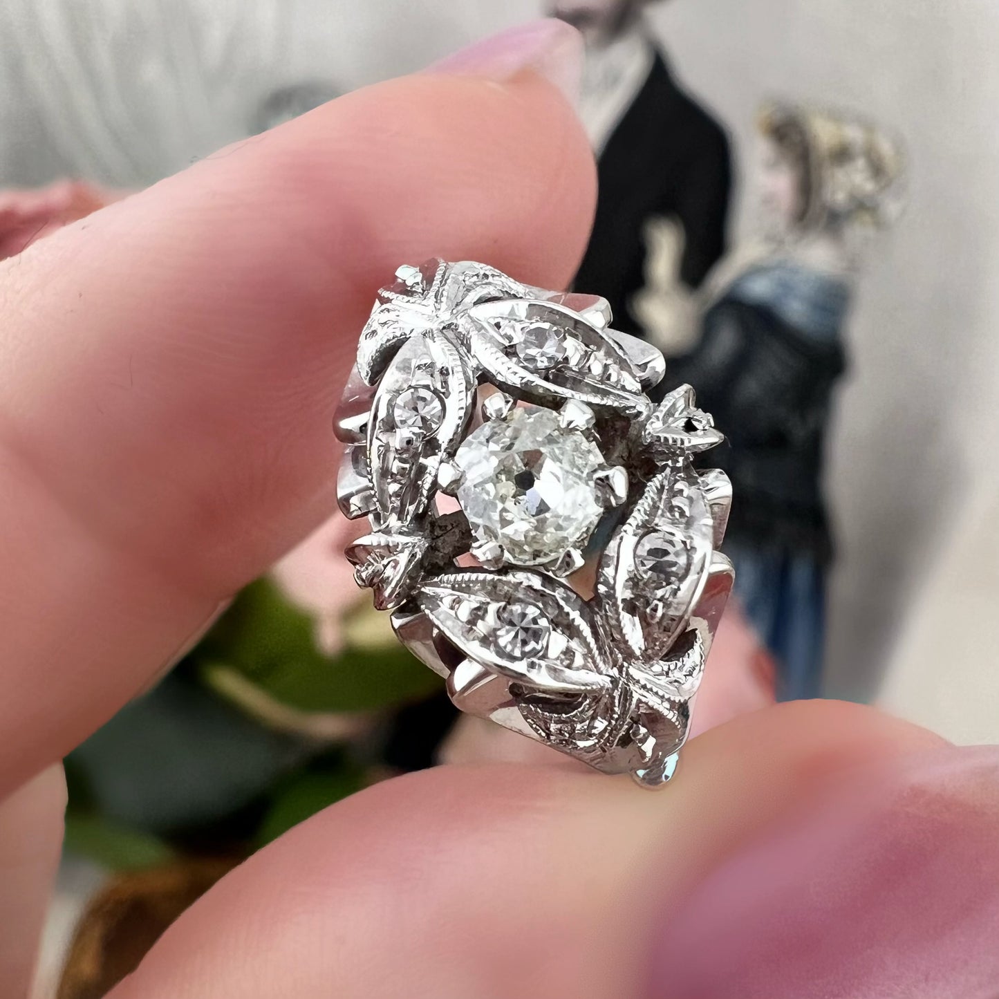 Anello in oro bianco 18 kt con diamante Old Mine Cut e rosette di diamante, Italia, Alessandria, circa 1935