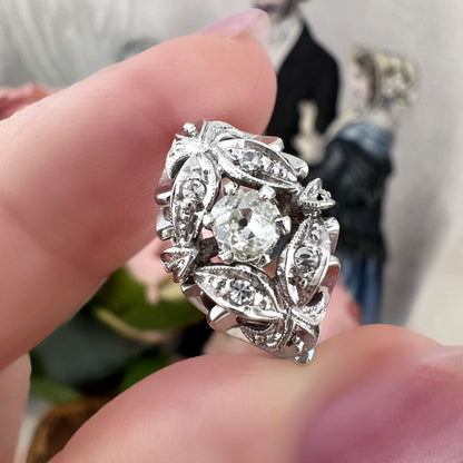 Anello in oro bianco 18 kt con diamante Old Mine Cut e rosette di diamante, Italia, Alessandria, circa 1935
