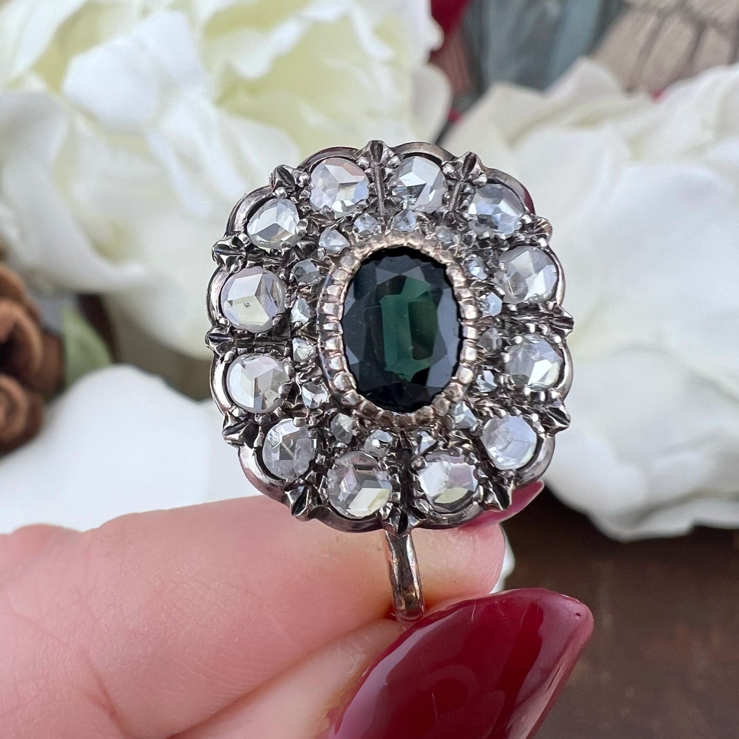 Orecchini margherita in oro/argento con zaffiri verde-blu teal e diamanti