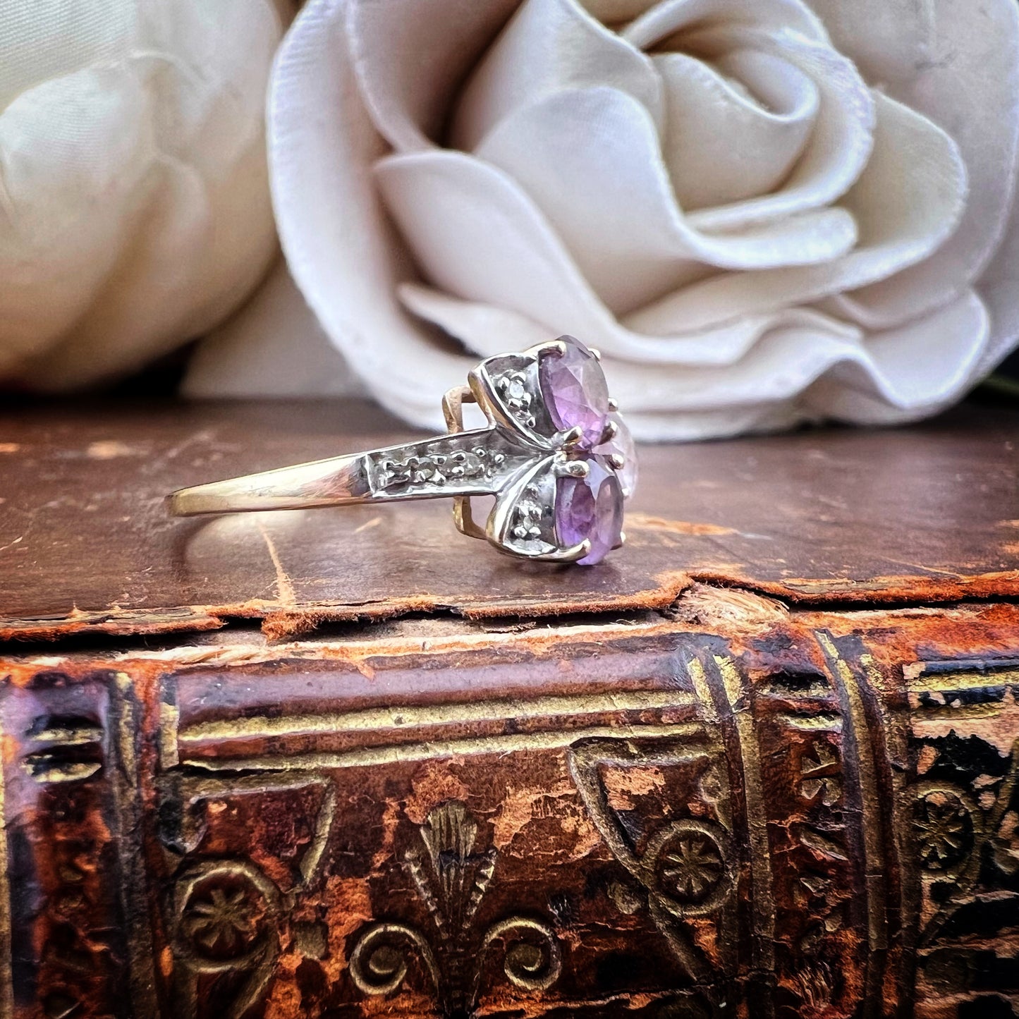 Anello vintage in oro con topazi viola e rosa – Inghilterra