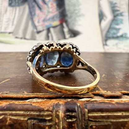 Grande anello trilogy con tre zaffiri naturali per 5 ct e diamanti – Italia, circa 1970 oro 18k