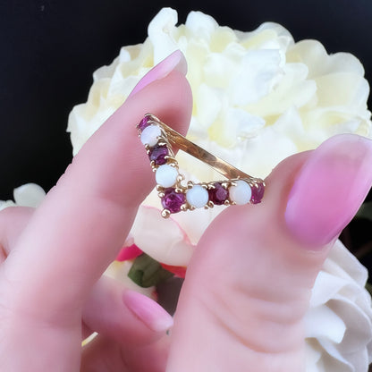 Anello Wishbone in Oro Giallo con Opali e Rubini – Londra, 1978