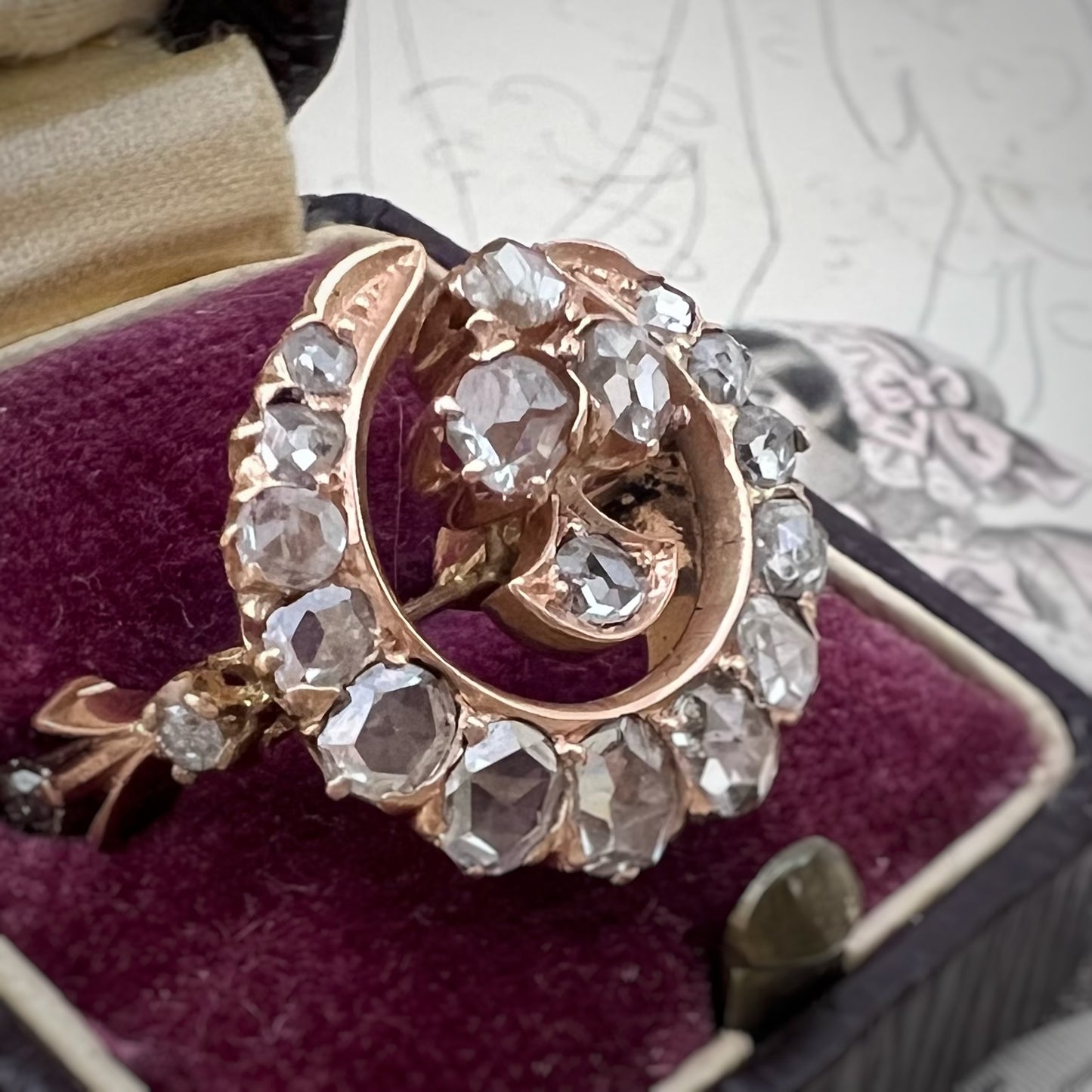 Anello antico in oro 18 kt con luna crescente e trifoglio di diamanti a taglio rosa – eleganza vintage e buon augurio