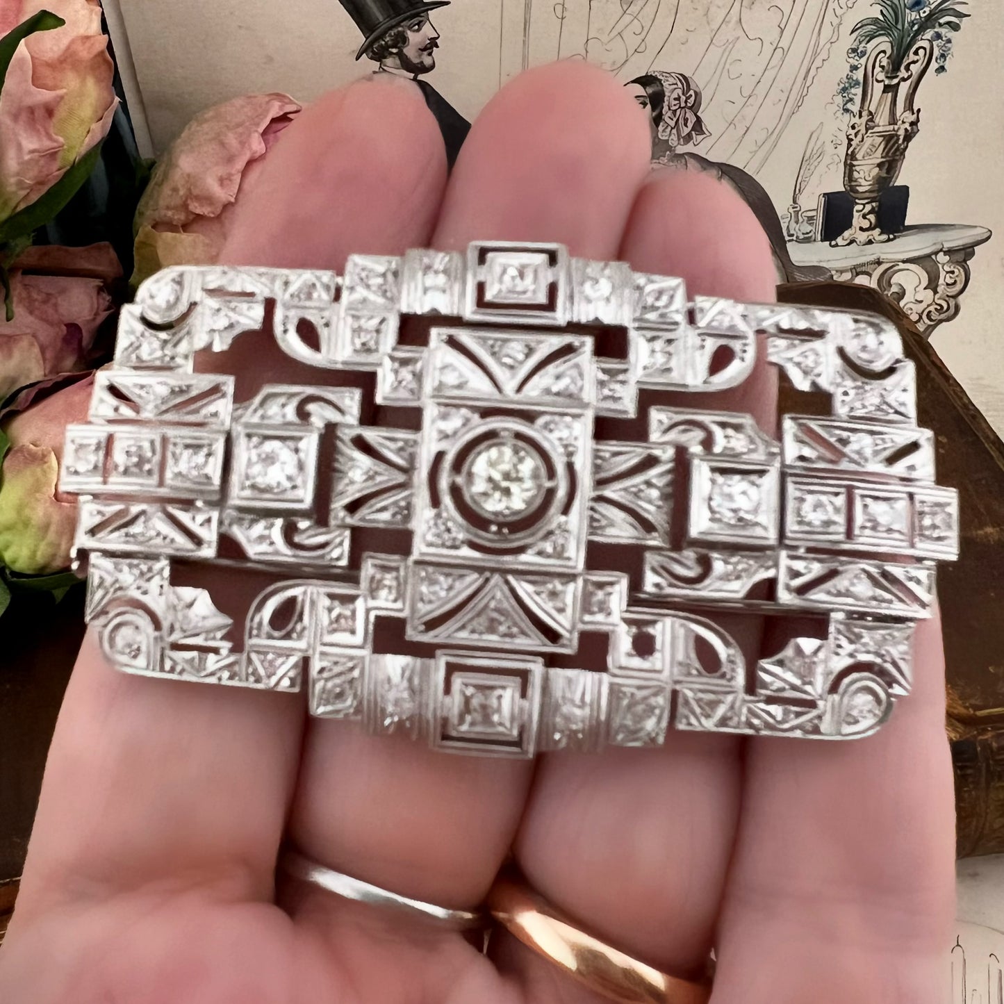 Grande spilla Art Déco in platino e diamanti. 1920-30