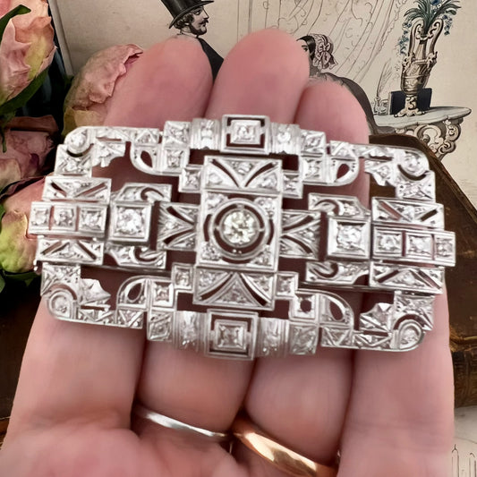 Grande spilla Art Déco in platino e diamanti. 1920-30