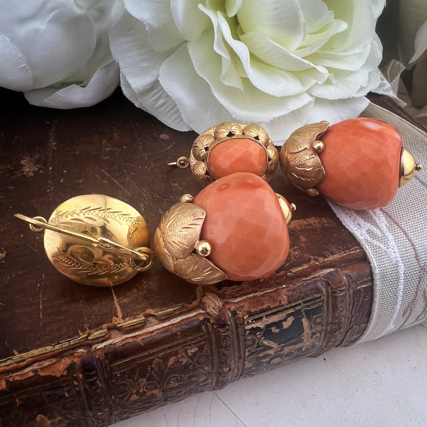 Orecchini in oro e corallo, giorno e notte