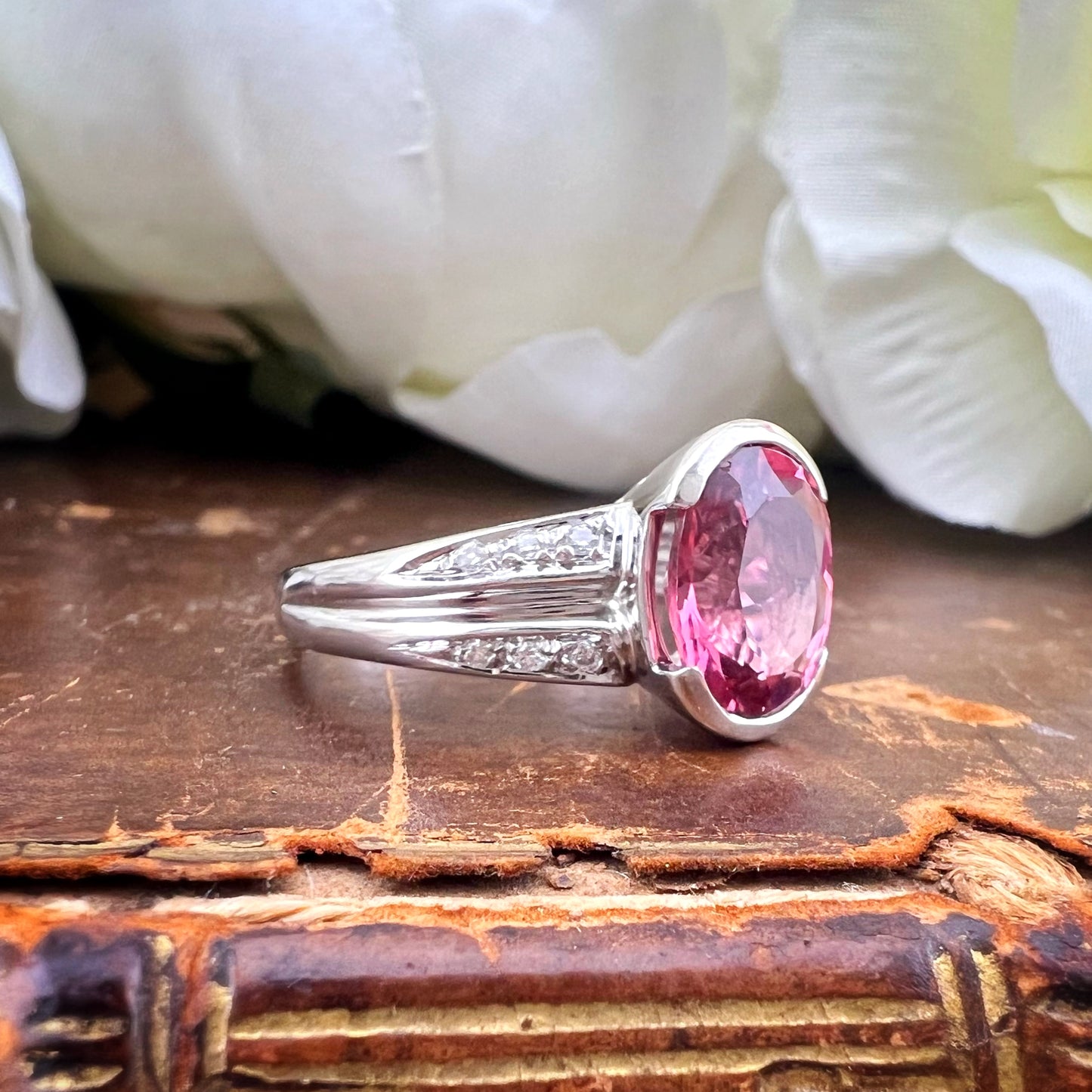 Anello con tormalina, diamanti, oro bianco 18 ct