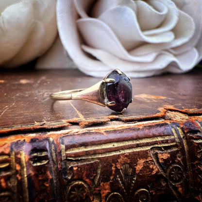 Anello vintage solitario con granato ovale – oro 9 carati, anni ’70