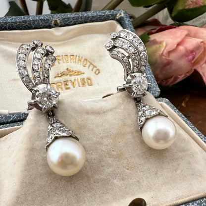 Orecchini Pendenti tardo Art Déco in Oro Bianco 18 ct con Diamanti e Perle Akoya