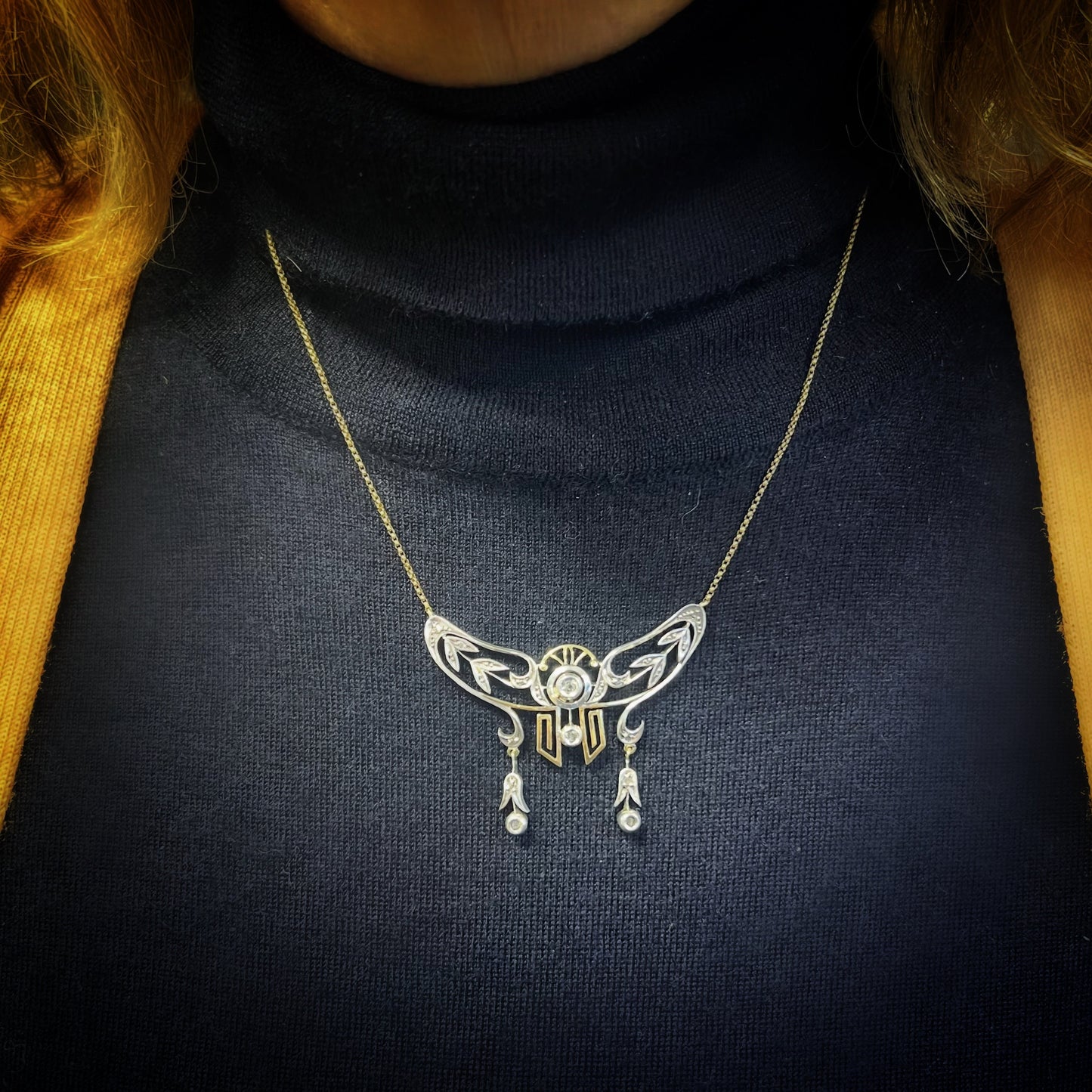 Collana Art Nouveau a négligé in oro 18k diamanti e argento con catena manin a 22k