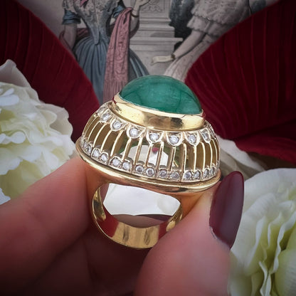 Imponente smeraldo cabochon da 20 ct su oro 18 ct e diamanti