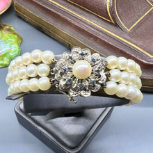 Carica l&#39;immagine nel visualizzatore di Gallery, Bracciale a tre fili di perle con chiusura in oro bianco e zaffiri
