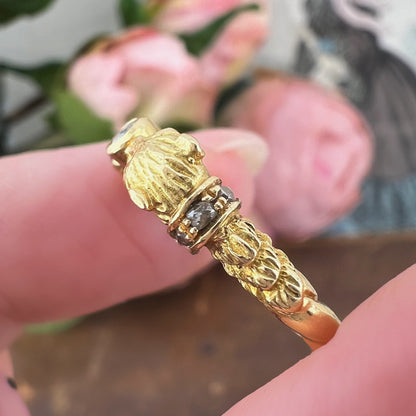 Anello anni ’30 con due felini, rubini e diamanti in oro 18K