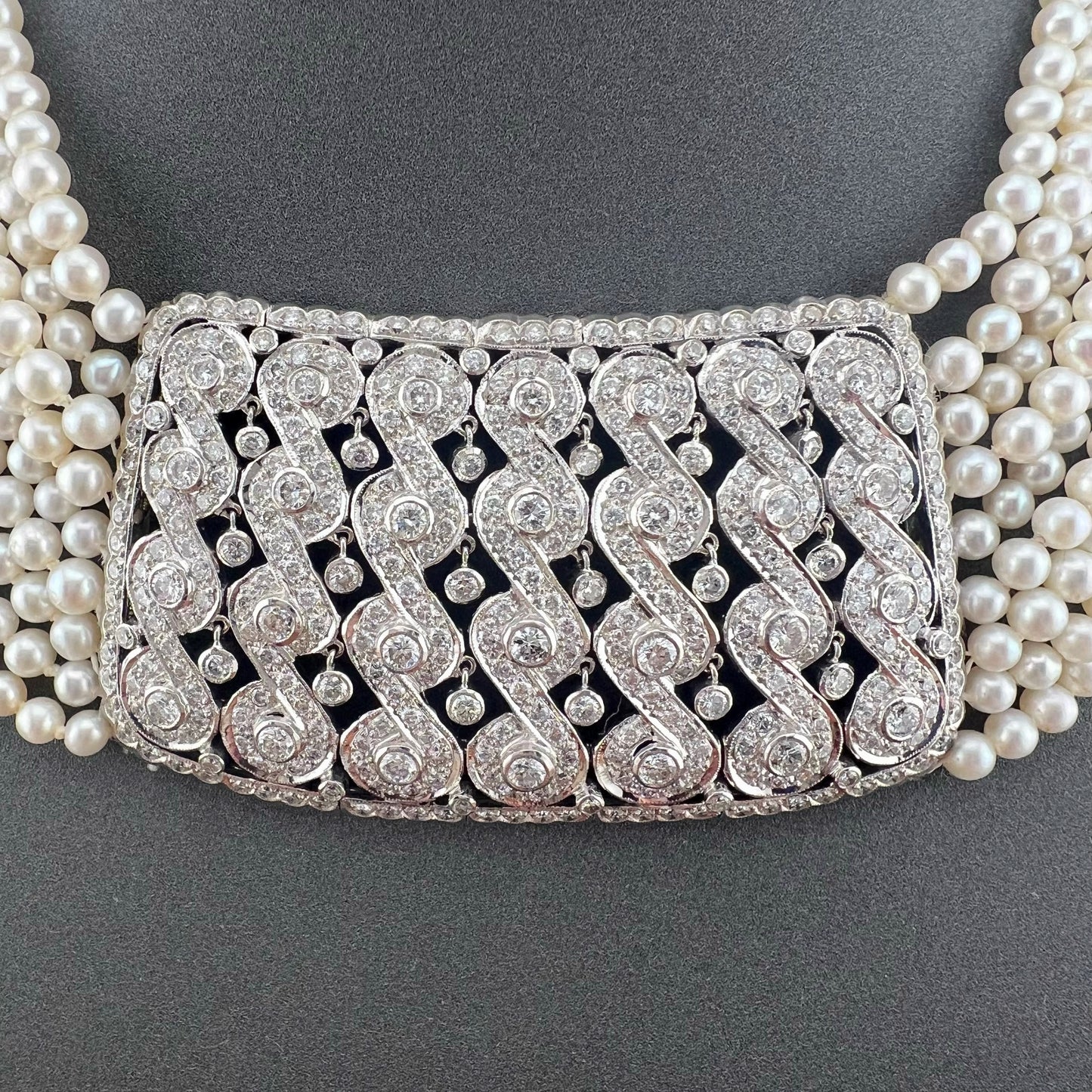 Importante collare con 7.95 ct di diamanti e 780 perle Akoya in oro 18k