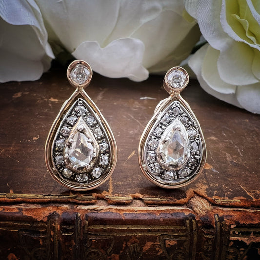 Orecchini a goccia in oro e diamanti
Europa, epoca vittoriana (XIX secolo)
Oro 18 kt e diamanti antichi originali
Diamanti a taglio rosa coroné e old mine cut