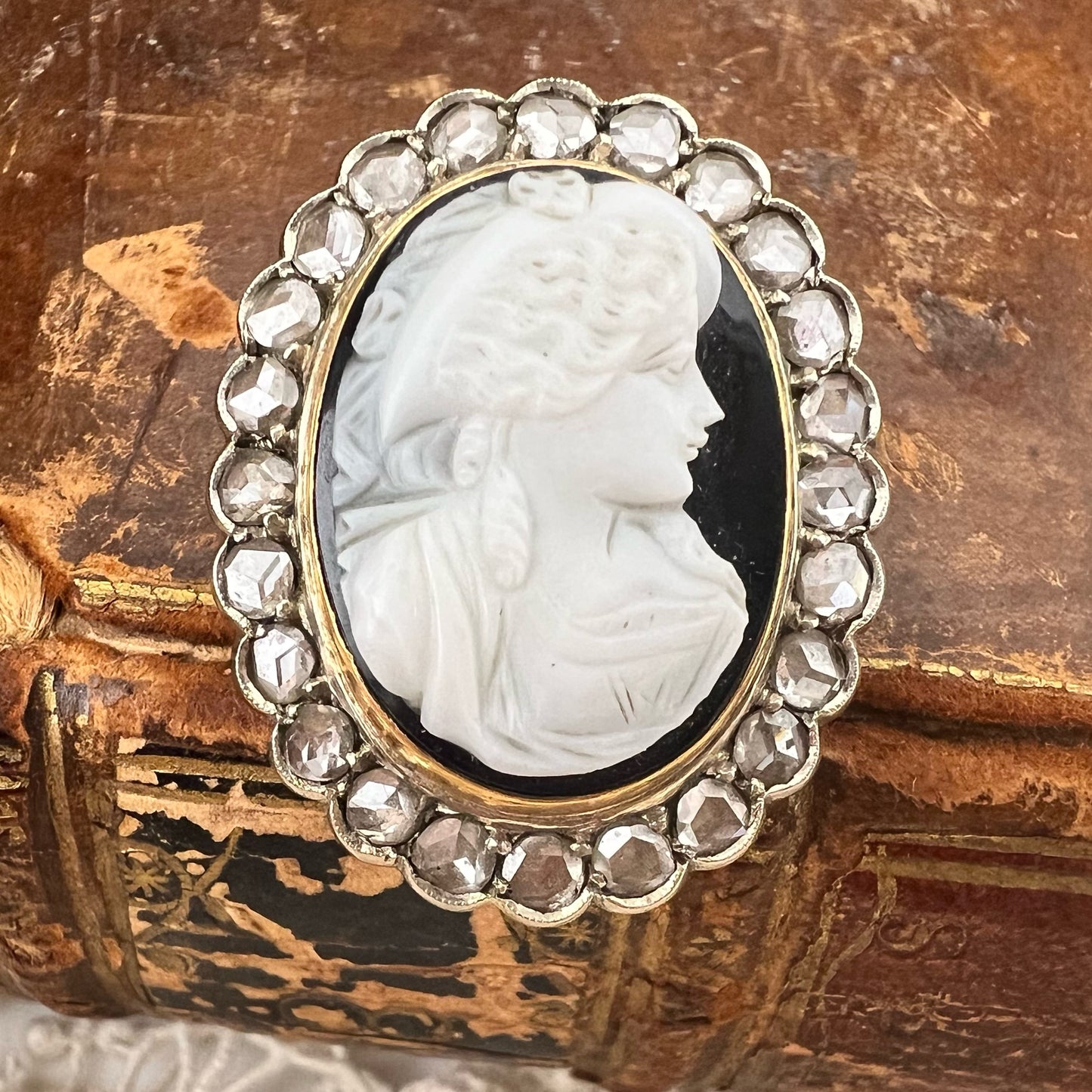 Spilla Cammeo Vittoriano in onice e diamanti - Oro 18K