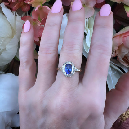 Anello vintage a margherita con tanzanite e diamanti baguette in oro giallo