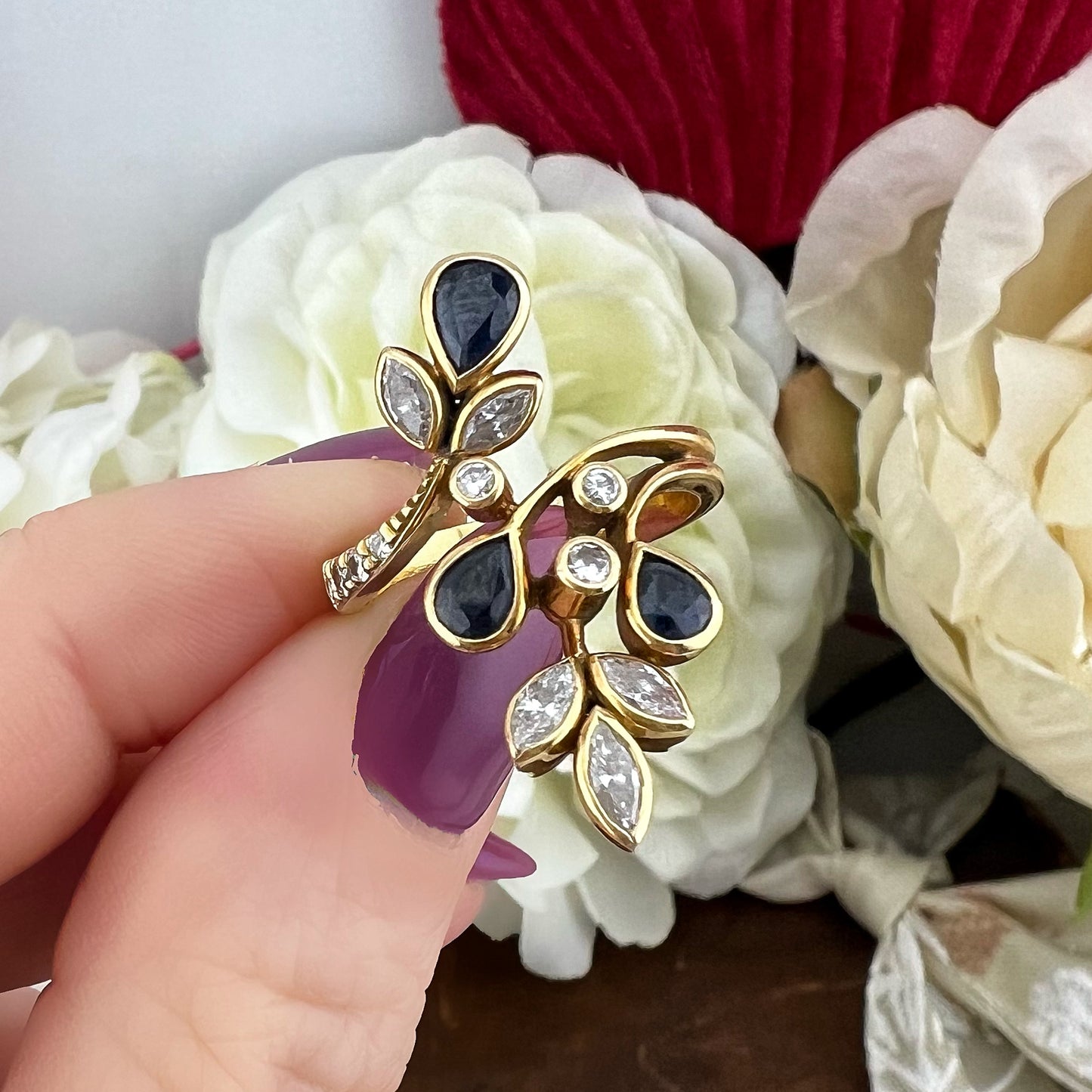 Anello a ramage verticale in oro 18k zaffiri e diamanti