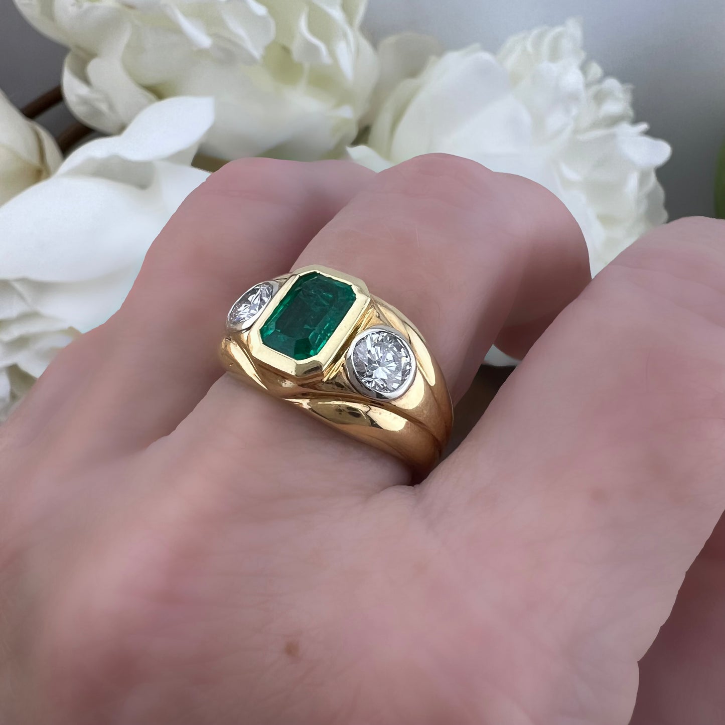 Anello in oro 18 ct con smeraldo colombiano da 1 carato e diamanti per 0.80 ct