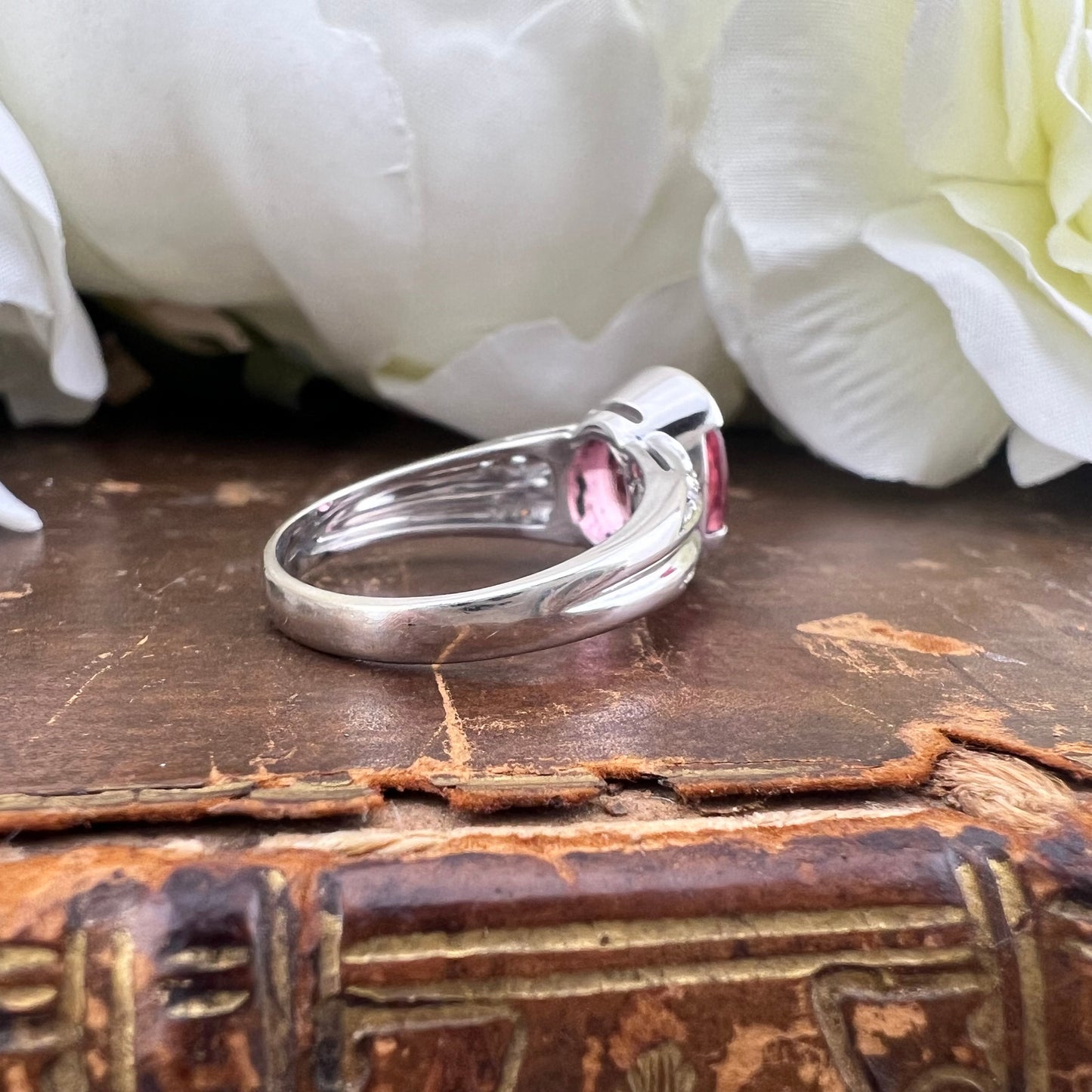 Anello con tormalina, diamanti, oro bianco 18 ct